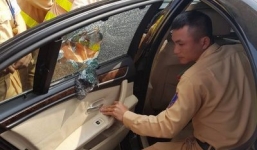 CSGT đập kính xe BMW giải cứu tài xế bị ngất ở phố Hoàng Cầu